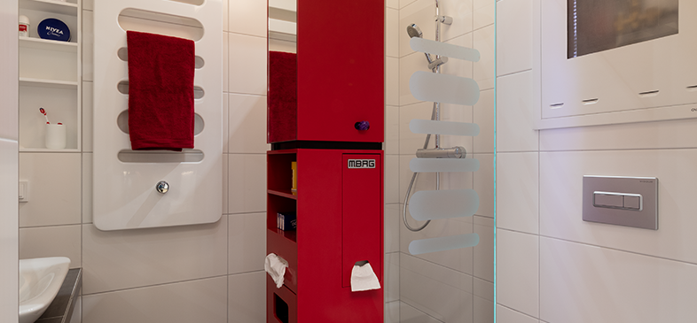 Au centre de la salle de bains du MicroApart 20/30 se trouve la « colonne fonctionnelle de salle de bain », une solution particulièrement compacte d'espace de rangement et d'accès fonctionnel au WC, à la douche et au lavabo.
