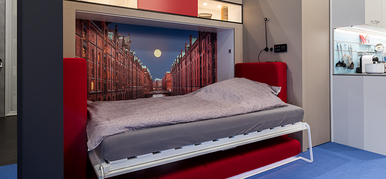 Avec Teleletto2, un système de ferrures de Häfele, le résident transforme en un tour de main un canapé douillet en un lit confortable pour la nuit.