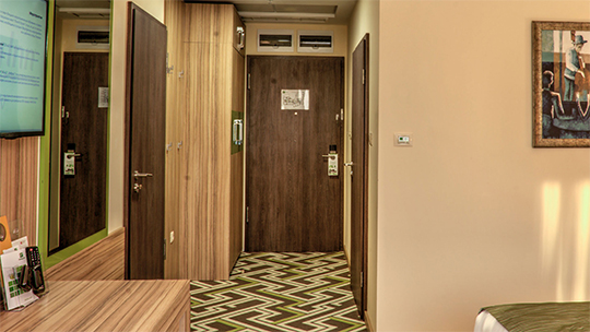 La porte de chambre d'hôtel, des composants techniques parfaitement adaptés les uns aux autres