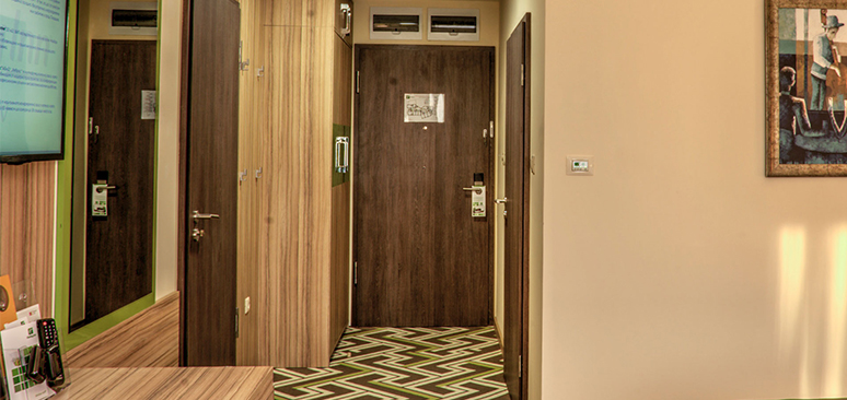 La porte de chambre d'hôtel, des composants parfaitement adaptés les uns aux autres sur le plan technique.