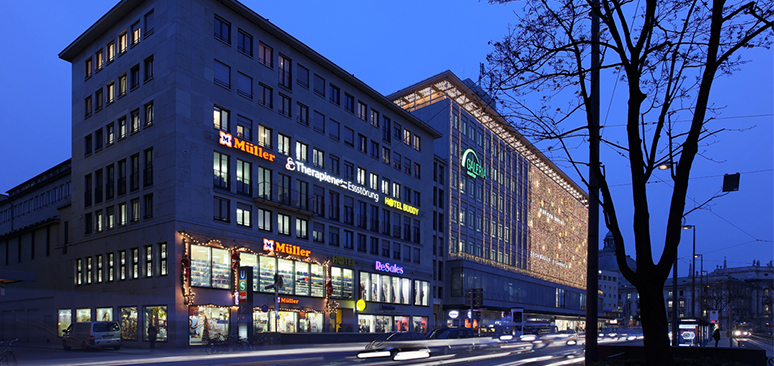 L'hôtel « Buddy » a été créé dans un bâtiment commercial existant situé au centre-ville, Karlsplatz (Stachus), de Munich.