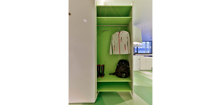 Dans la penderie compacte du Youth Lab, les clients disposent d'un espace supplémentaire pour ranger leurs vêtements