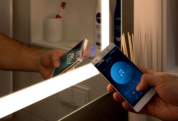 Le miroir connecté multifonction de Häfele réunit l’éclairage LED de la pièce, les commandes, le désembuage et la diffusion musicale en un seul produit. Une application pour smartphone permet le contrôle à distance et la diffusion du son.