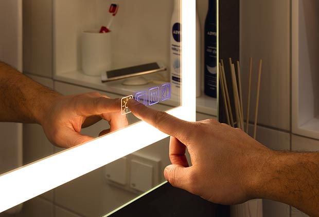 Le miroir connecté multifonction de Häfele est équipé de touches tactiles pour une utilisation intuitive. Les symboles rétroéclairés changent de couleur lorsqu'ils sont activés et contrôlent toutes les fonctions.