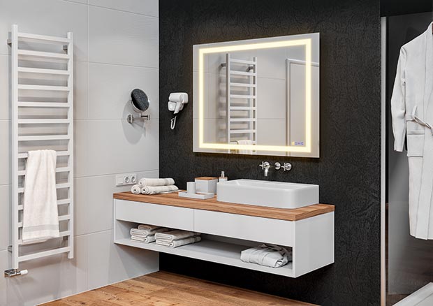 Le miroir connecté multifonction de Häfele transforme la salle de bains en oasis de bien-être. Sa lumière ne nécessite aucun éclairage additionnel. Il bénéficie d'une certification internationale et d'une protection IP44.
