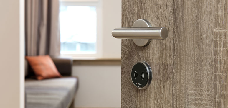 Les terminaux de porte Dialock DT 710 installés sur les portes des chambres d'hôtel permettent d'entrer sans contact grâce à des clés cartes.