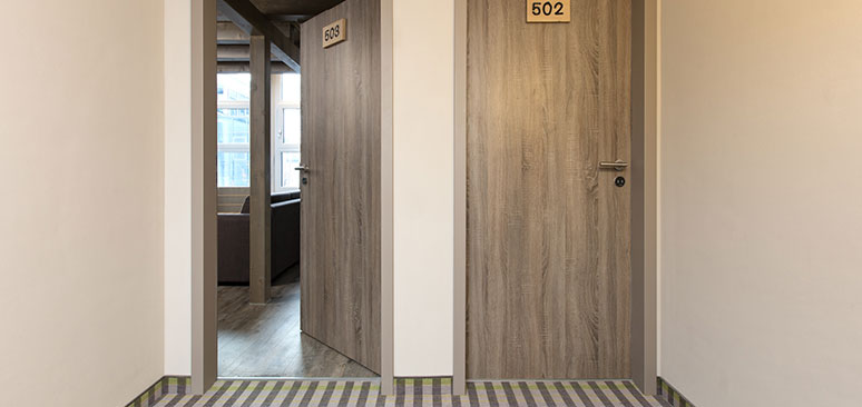 Avec ses partenaires de développement, Häfele a mis au point un système innovant de portes des chambres d'hôtel complètes. Tous les composants mécaniques et électroniques sont parfaitement adaptés les uns aux autres et configurables selon les besoins.