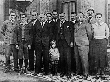 Adolf Häfele et collaborateurs devant le commerce artisanal de Häfele à Nagold