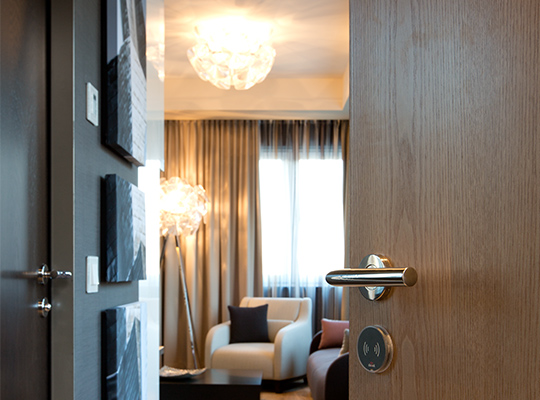 La porte de chambre d'hôtel, des composants parfaitement adaptés les uns aux autres sur le plan technique.