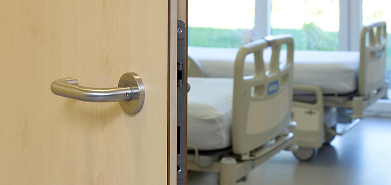 Béquille de porte, accès chambre de patient