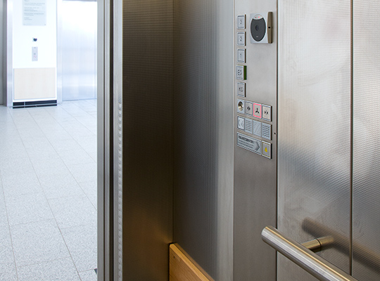 Terminal mural Dialock WT 100 MOT pour la commande d'ascenseur.